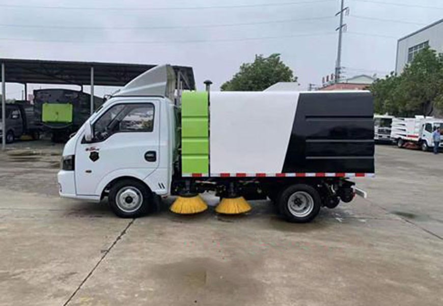 东风3吨扫路车 水0.7方/尘1.8方
