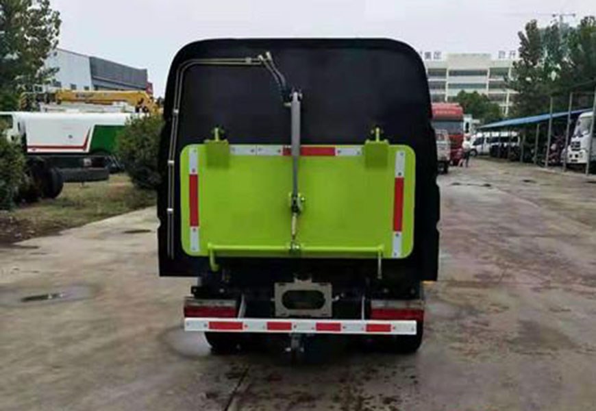 东风3吨扫路车 水0.7方/尘1.8方