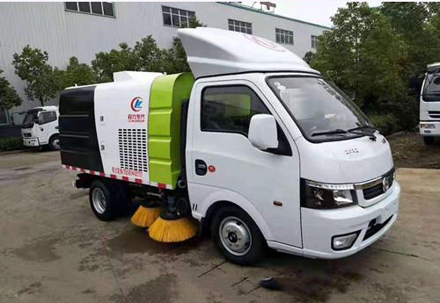 东风3吨扫路车 水0.7方/尘1.8方