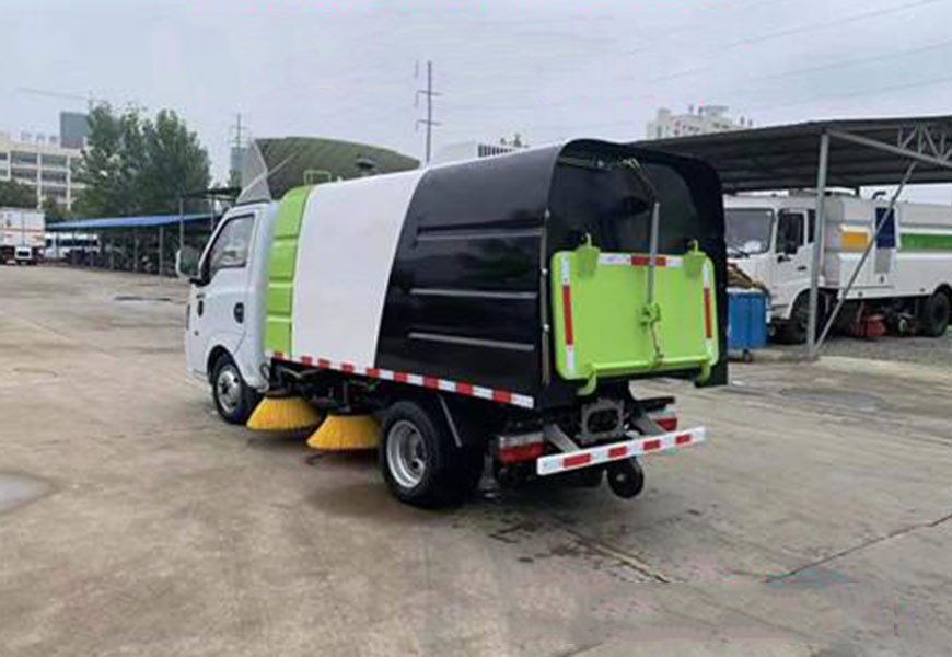 东风3吨扫路车 水0.7方/尘1.8方