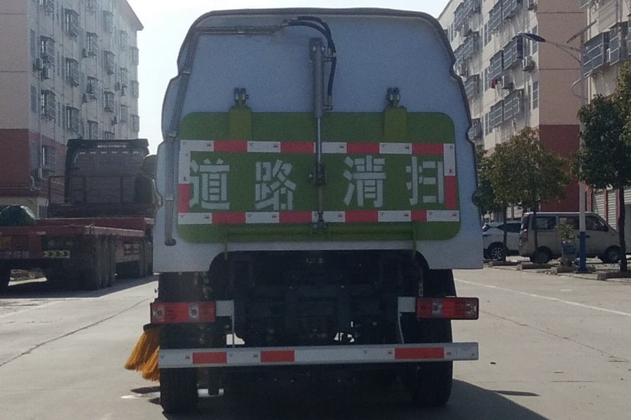 长安小型扫路车  水0.7方/尘1.8方
