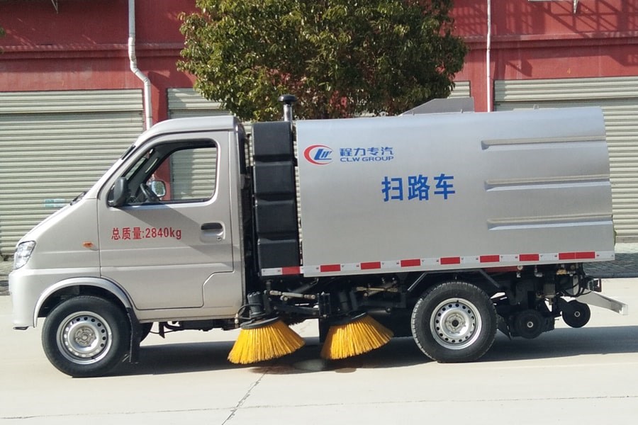 长安小型扫路车  水0.7方/尘1.8方