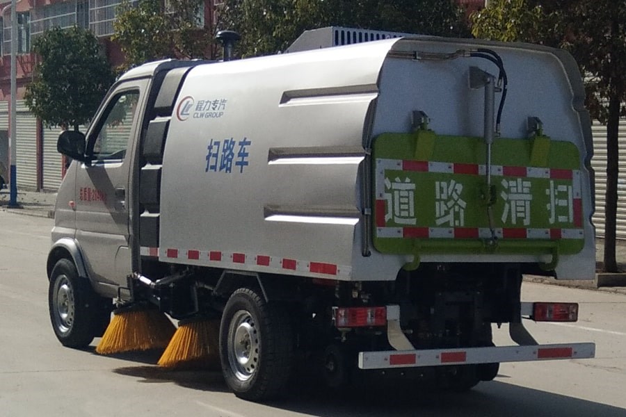 长安小型扫路车  水0.7方/尘1.8方