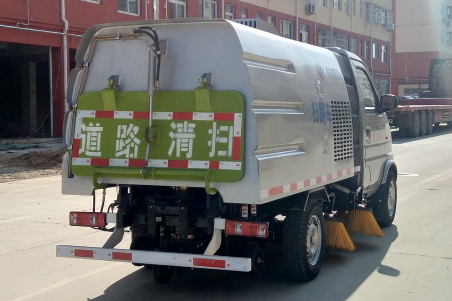 长安小型扫路车  水0.7方/尘1.8方