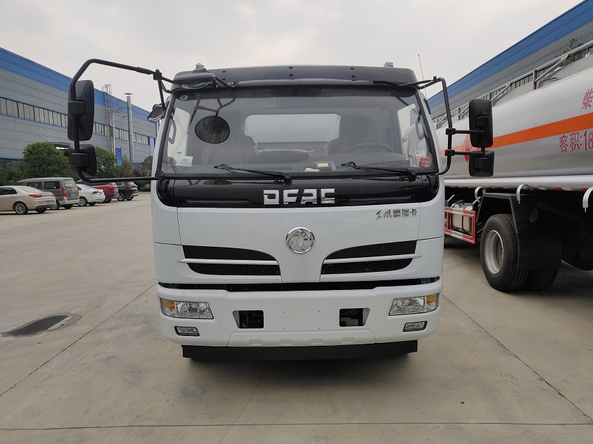 东风福瑞卡8吨油罐车