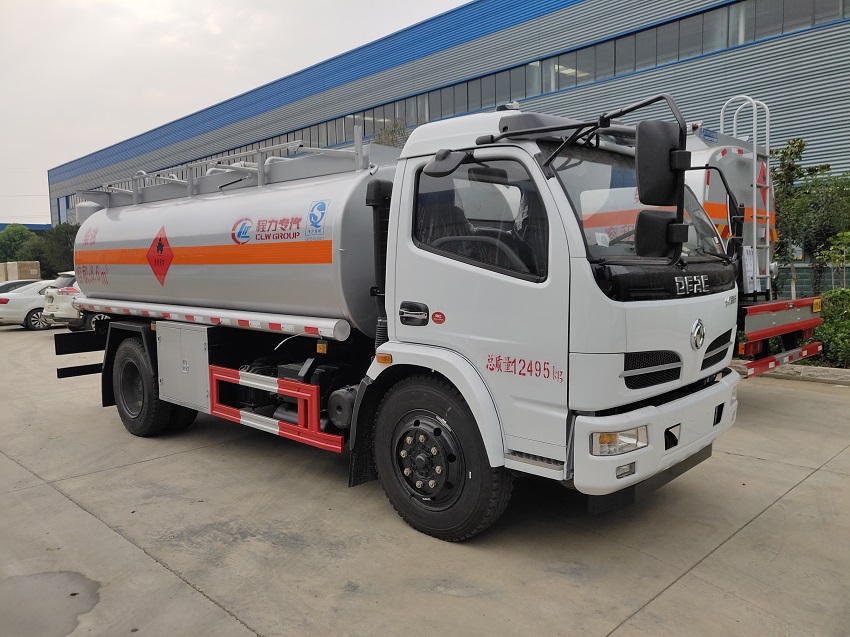 东风福瑞卡8吨油罐车