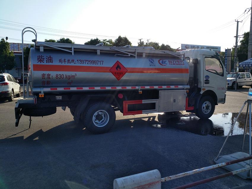 东风多利卡9吨油罐车