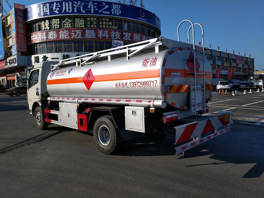 东风多利卡9吨油罐车