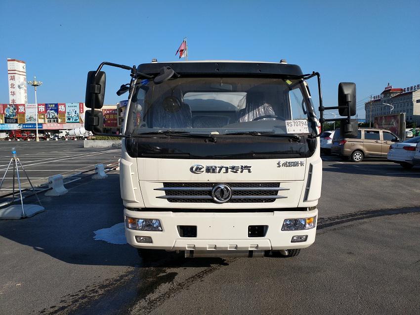 东风多利卡9吨油罐车