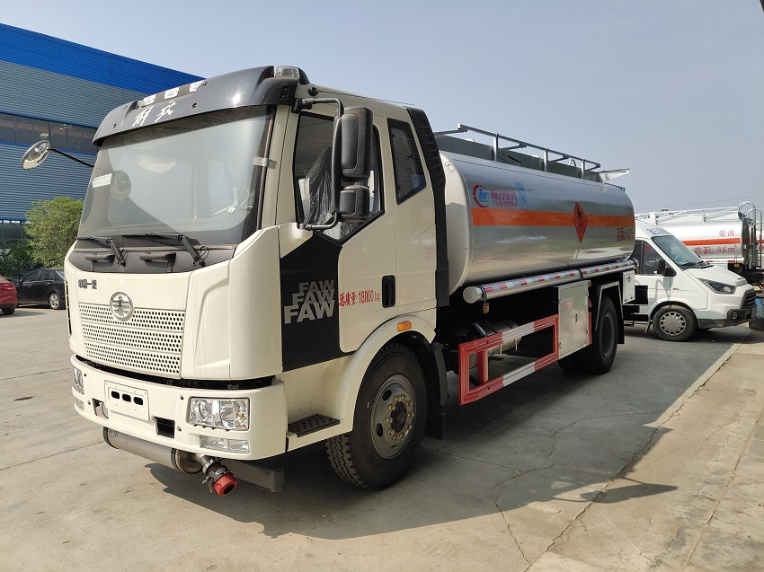 解放J6单桥14吨油罐车