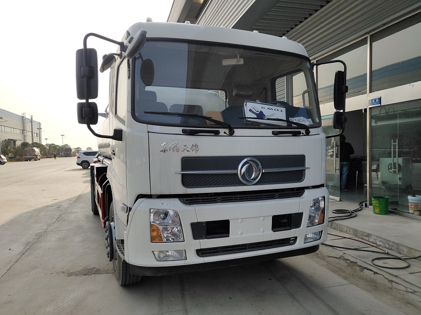 东风天锦10吨油罐车
