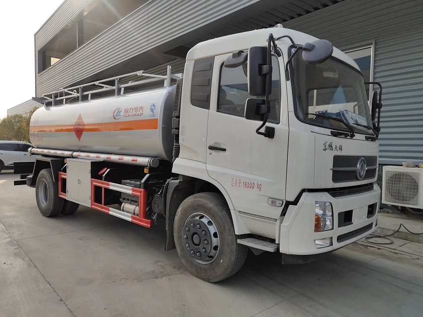 东风天锦10吨油罐车