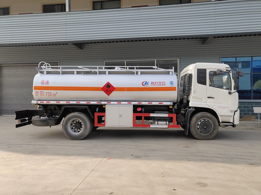 东风天锦10吨油罐车