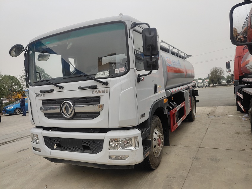 东风D9-13吨油罐车