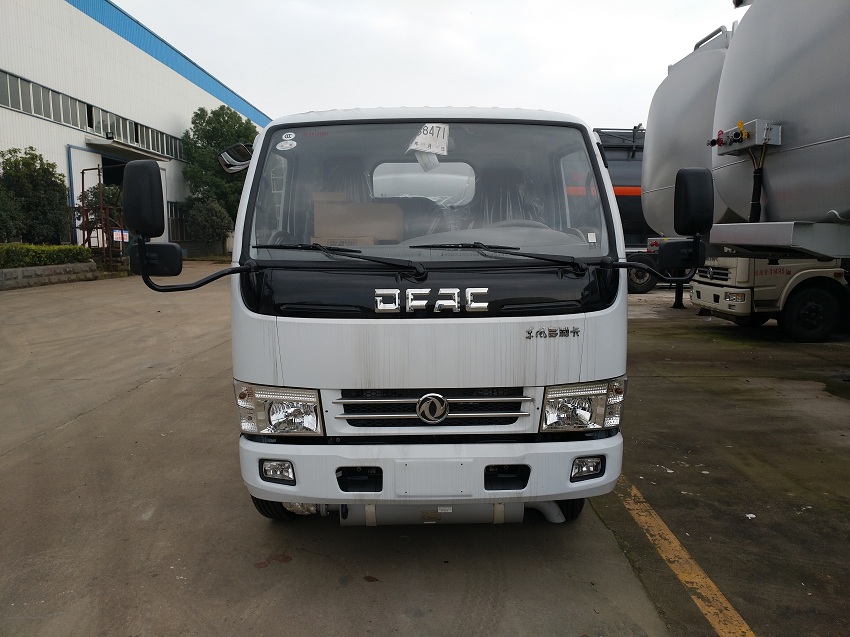 东风多利卡5吨油罐车