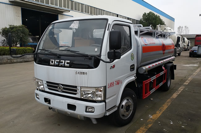 东风多利卡5吨油罐车