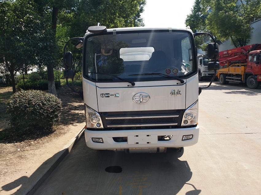解放虎V5吨油罐车