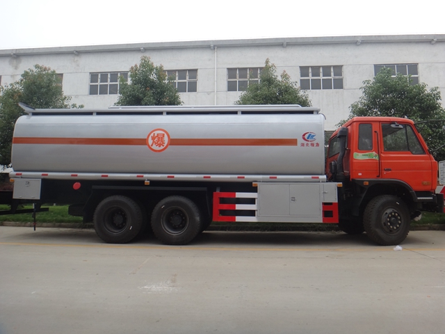 东风15吨油罐车