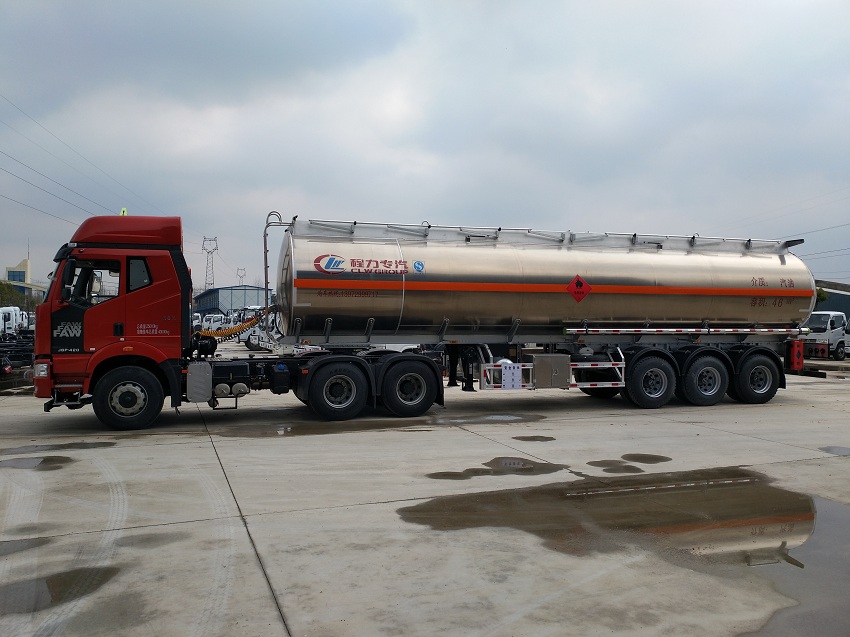 46立方铝合金半挂油罐车