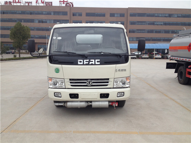 东风锐铃5吨油罐车