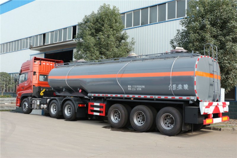 CLW9401GFW型腐蚀性物品罐式运输半挂车