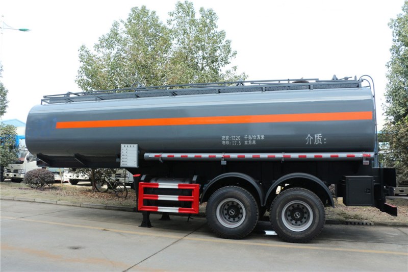 CLW9350GFW型腐蚀性物品罐式运输半挂车