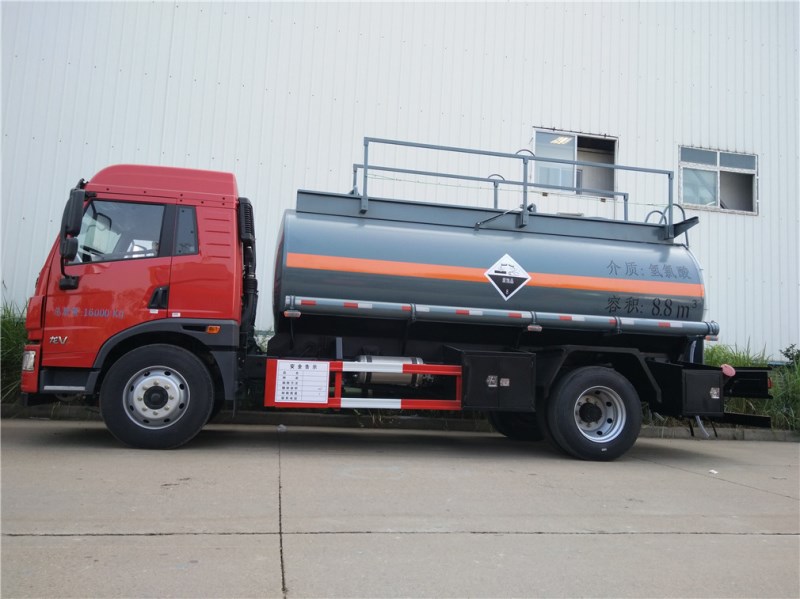 解放龙V CLW5162GFWC5腐蚀性物品罐式运输车