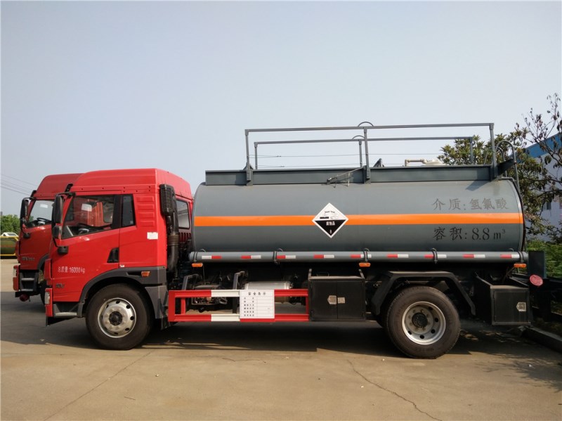 解放龙V CLW5162GFWC5腐蚀性物品罐式运输车