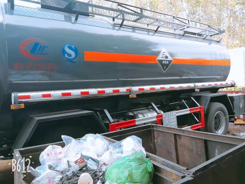 解放小三轴14.2方化工运输车