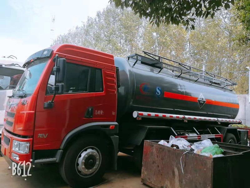 解放小三轴14.2方化工运输车