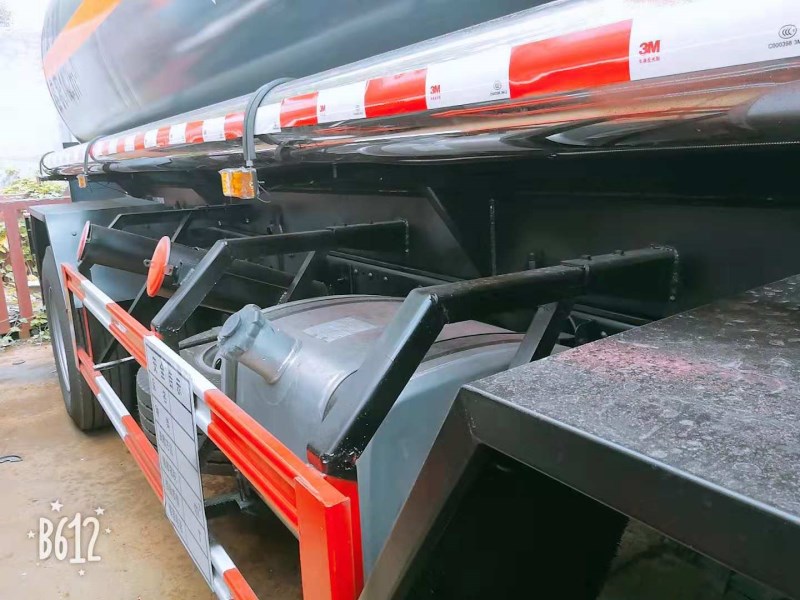 解放小三轴14.2方化工运输车