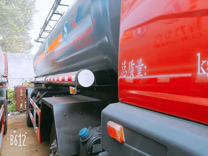 解放小三轴14.2方化工运输车