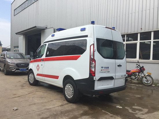 福特全顺短轴中顶（柴油版）救护车（国六）